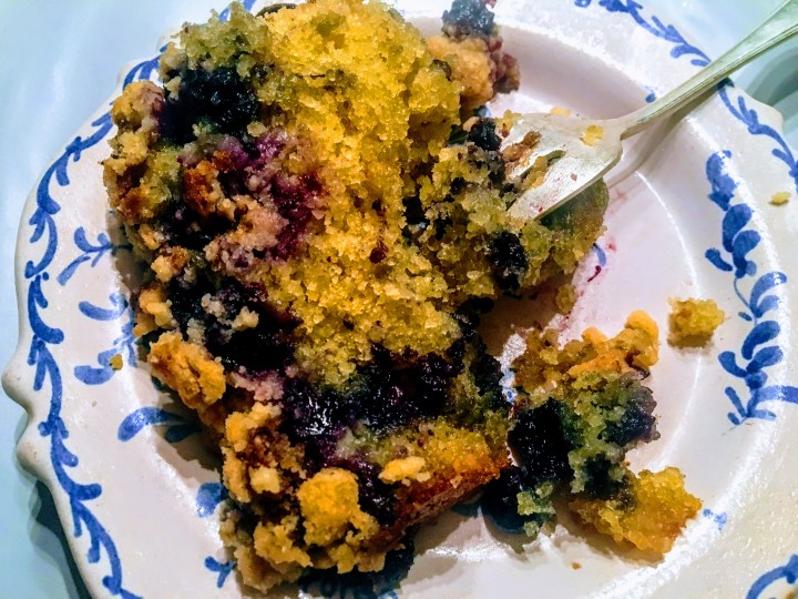 Crumble cake aux myrtilles - thecrazyoven.com (3)