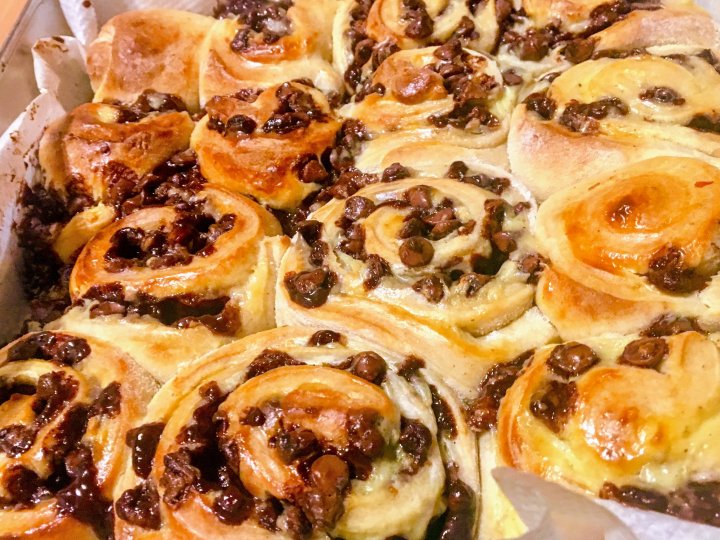 Roulés briochés aux pépites de chocolat et à la crème pâtissière