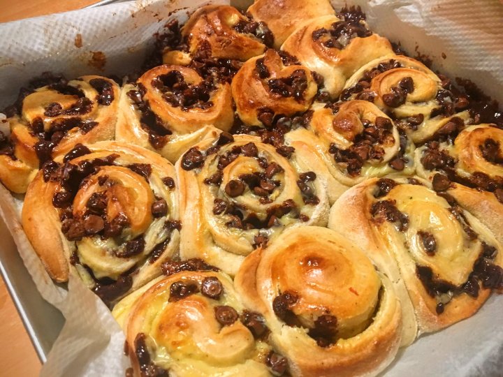 Roulés briochés aux pépites de chocolat et crème pâtissière
