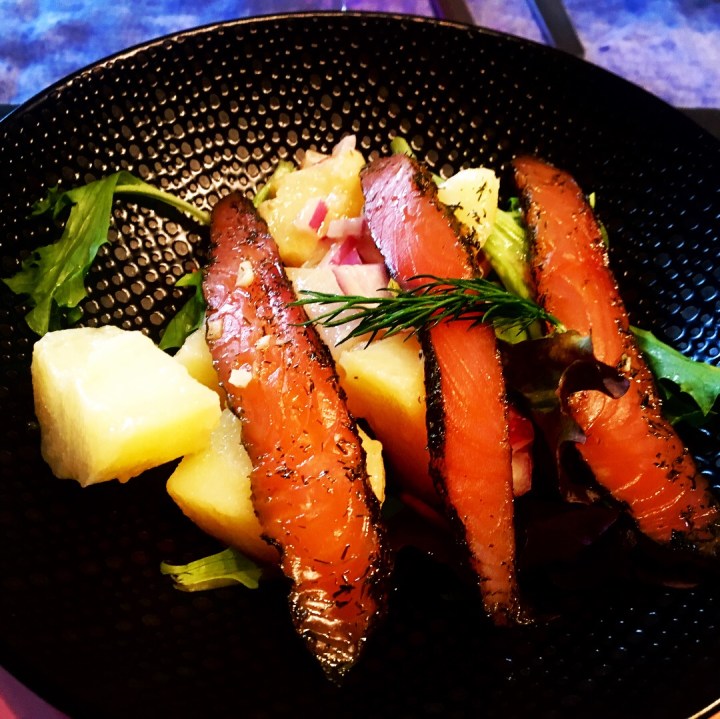 Salade de pommes de terre et saumon fumé