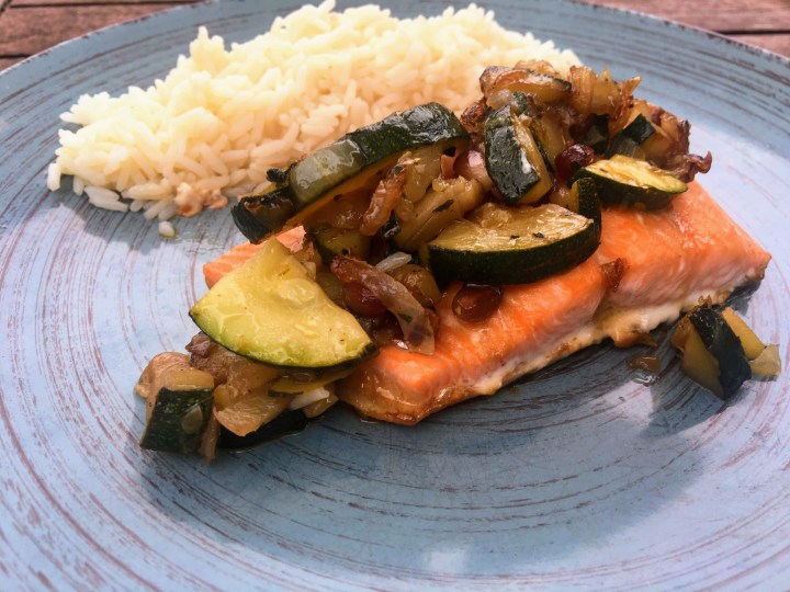 Saumon mi cuit aux courgettes et à la grenade