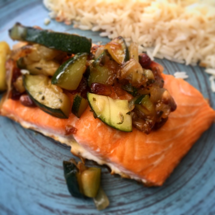 Saumon mi cuit aux courgettes et à la grenade